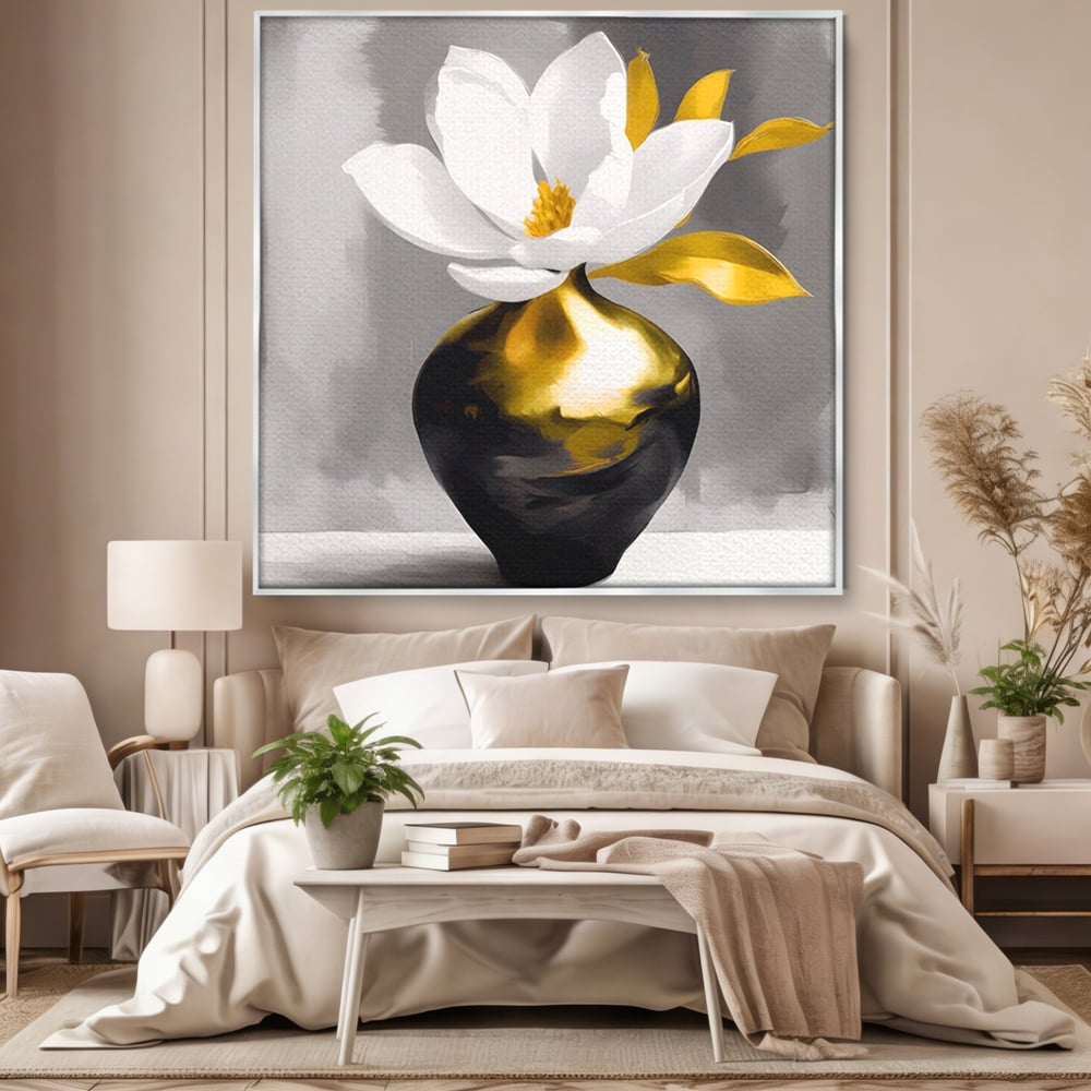 Tablou canvas cu tablou canvas cu floare si vaza aurie, in rama de aluminiu argintiu, pe perete intr-un dormitor